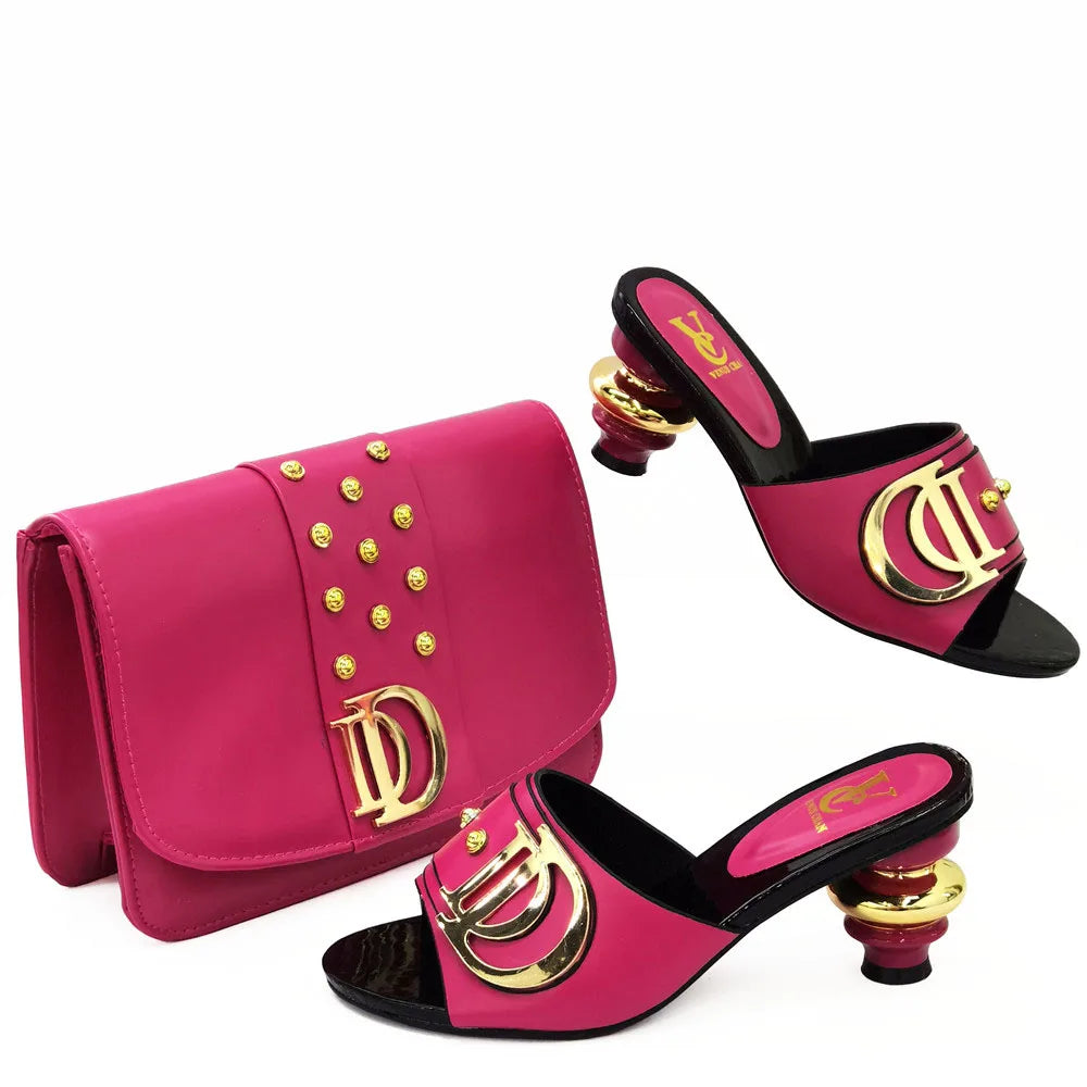 O conjunto Sapatos e bolsas de design italiano combinando da Selluve, em rosa vibrante, incorpora a elegância italiana com uma bolsa clutch cravejada de ouro com um logotipo de destaque e mules de salto alto que exibem um salto espiral exclusivo e um logotipo dourado na faixa.