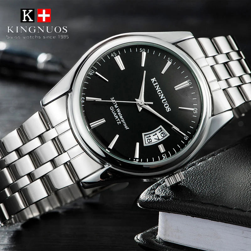O Selluve Luxury Mens Watch, chamado Relógio Masculino de Luxo 30m À Prova DÁgua, apresenta um mostrador preto com marcadores de hora e ponteiros prateados, resistência à água e uma janela de data às 3 horas. Ele repousa elegantemente sobre um livro fechado com uma caneta ao lado e o logotipo da marca e o slogan no canto superior esquerdo.