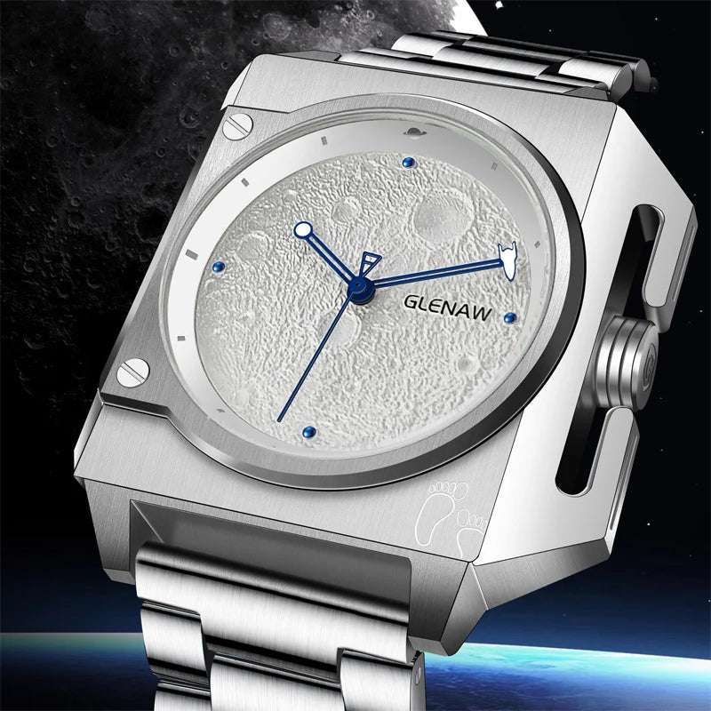 O Relógio Masculino de Luxo da Selluve é um relógio masculino quadrado prateado de luxo com mostrador com textura de lua e ponteiros azuis. Ele apresenta uma pegada gravada em sua pulseira metálica, misturando elegância com funcionalidade contra um pano de fundo da Terra e da superfície da lua.