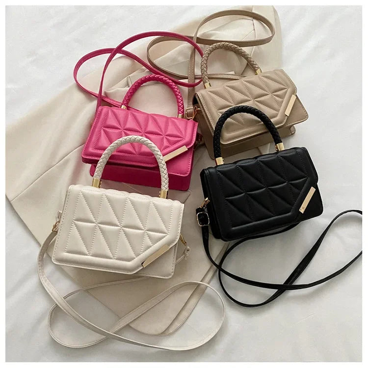 Exibidas em uma superfície branca estão quatro bolsas de ombro Selluve 2024 New Fashion acolchoadas em bege, rosa, branco e preto. Cada bolsa tem uma alça superior e uma alça de ombro feitas de couro PU com elegantes detalhes dourados nos acessórios da alça.