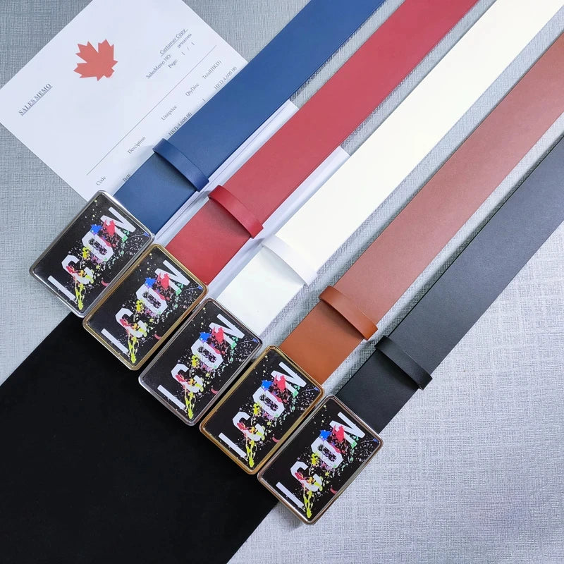 Cinco cintos coloridos Selluve Cintos Casuais ICON, feitos de couro genuíno, são exibidos em uma superfície. Cada cinto masculino apresenta uma fivela quadrada com design de paisagem urbana. Um documento com uma folha de bordo vermelha é parcialmente visível no fundo, exalando um charme moderno e elegante.