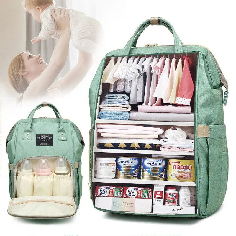 Ao fundo, uma mãe alegremente levanta seu bebê. Em primeiro plano, uma mochila grande para bebé da Selluve está aberta com compartimentos organizados para roupas, fórmula e lanches. Outra vista mostra mamadeiras armazenadas no bolso frontal, exibindo sua grande capacidade.