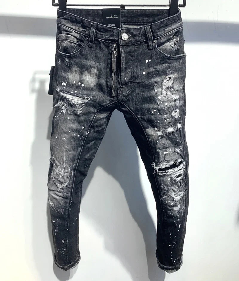 A calça jeans masculina da marca de moda DSQ2 da Selluve, com corte skinny, bolsos frontais com zíper, bainhas desfiadas e design preto desgastado com respingos de tinta e rasgos, exala uma pegada estilo motociclista robusta.