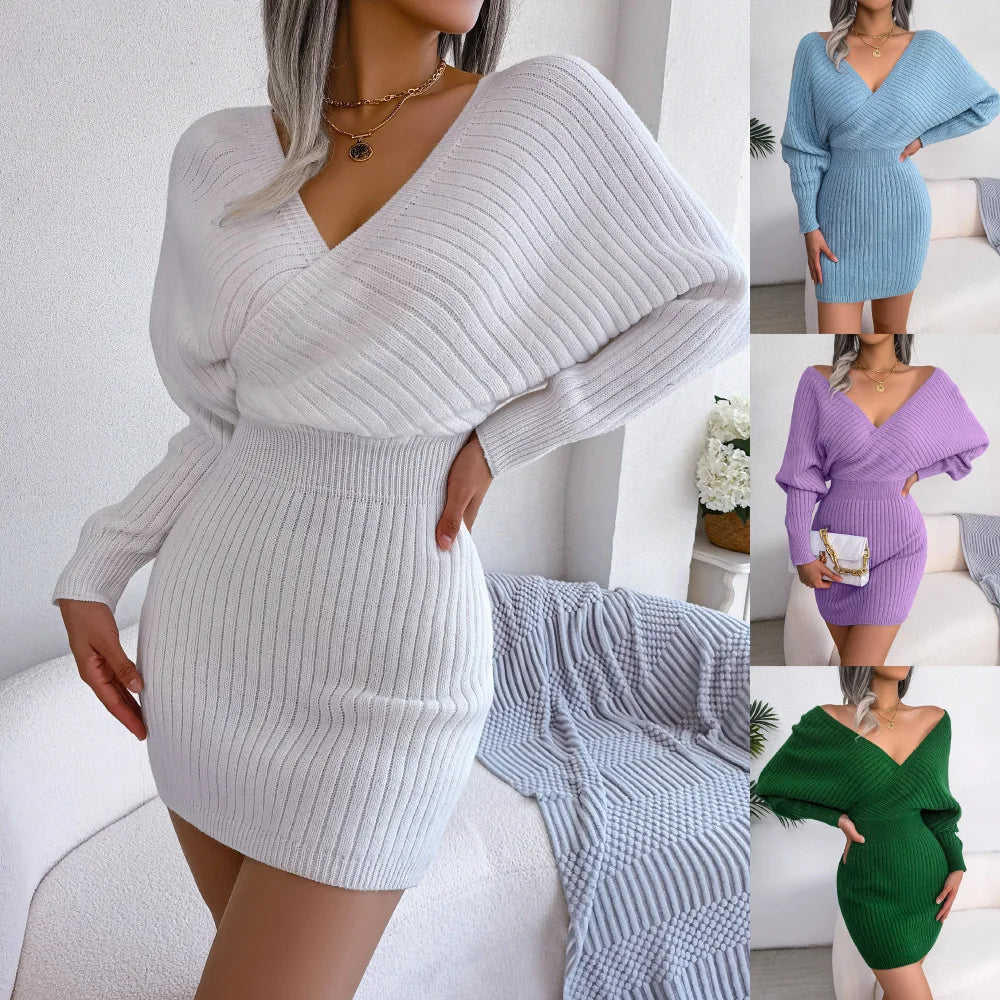 Uma modelo veste o Vestido de mulher de qualidade superior da Selluve. Este vestido de malha canelada apresenta um decote em V profundo, mangas estilo morcego, cintura ajustada e bainha na altura da coxa em branco, azul, roxo e verde. Ele incorpora elegância confortável com acessórios como colar e pulseiras.