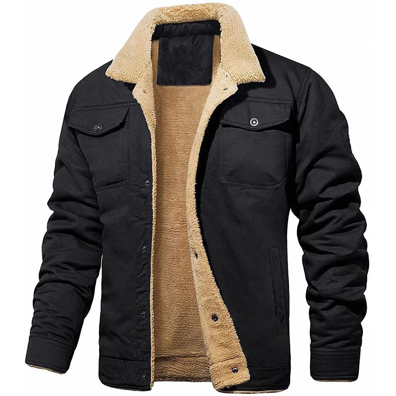 O New Mens Winter Casual da Selluve é uma jaqueta preta com forro e gola sherpa bege, oferecendo elegância, conforto e aquecimento. Tem dois bolsos no peito com aba de botão, bolsos laterais e uma frente de botão ligeiramente aberta à esquerda para mostrar o forro macio.