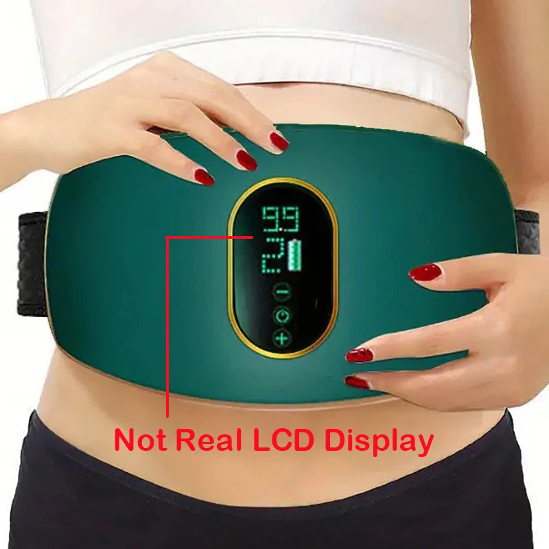 Uma pessoa com esmalte vermelho ajusta um Selluve Cinto eletrônico verde, Máquina de emagrecimento corporal, com tela com 99 e 21. Abaixo, está escrito: “Não é um display LCD real”. Este massageador de cintura é perfeito para modelar leques corporais.