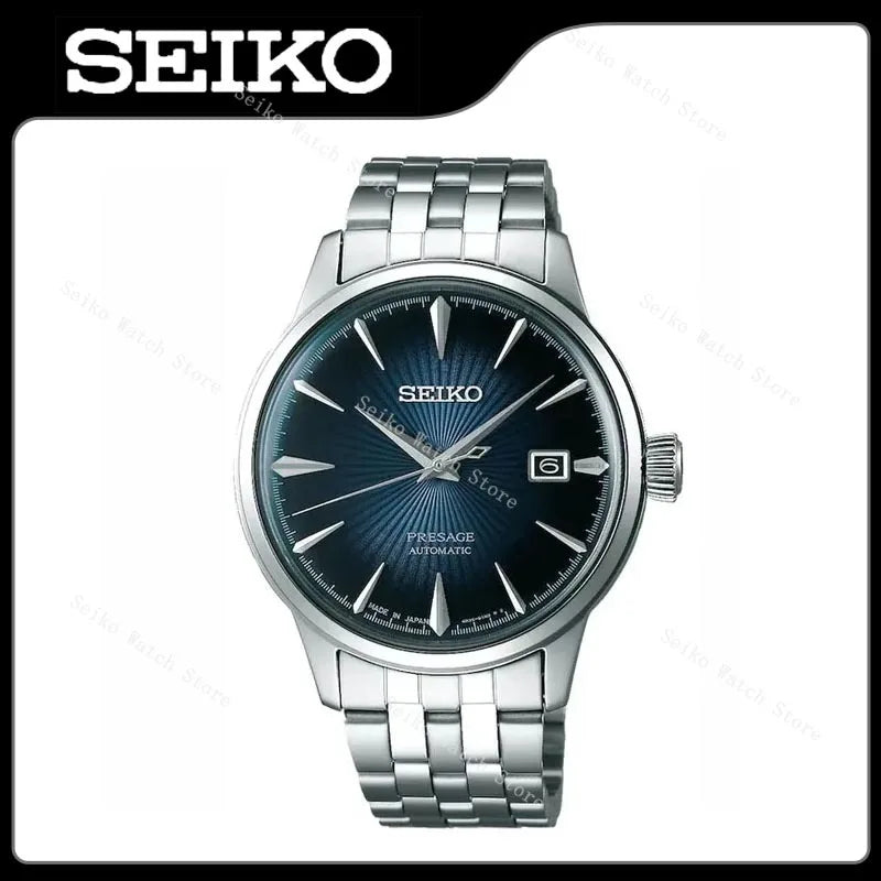 O novo relógio SEIKO Presage Original da Selluve tem uma pulseira de aço inoxidável japonesa prateada e um mostrador azul com marcadores e ponteiros prateados. Ele apresenta movimento automático, uma janela de data às 3 horas, SEIKO na parte superior e PRESAGE AUTOMATIC na parte inferior.