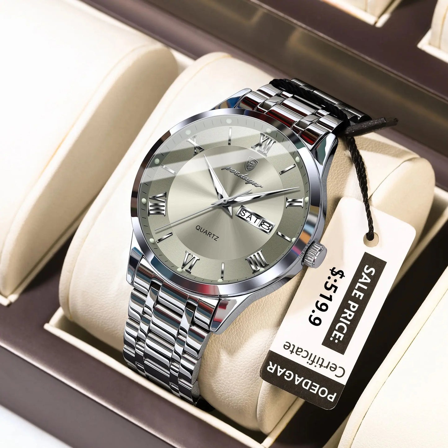 O relógio Selluve Luxo Moda Masculina apresenta um design clássico e sofisticado com pulseira metálica prateada, mostrador circular com algarismos romanos e janela de data, tudo com preço de US$ 19,9.