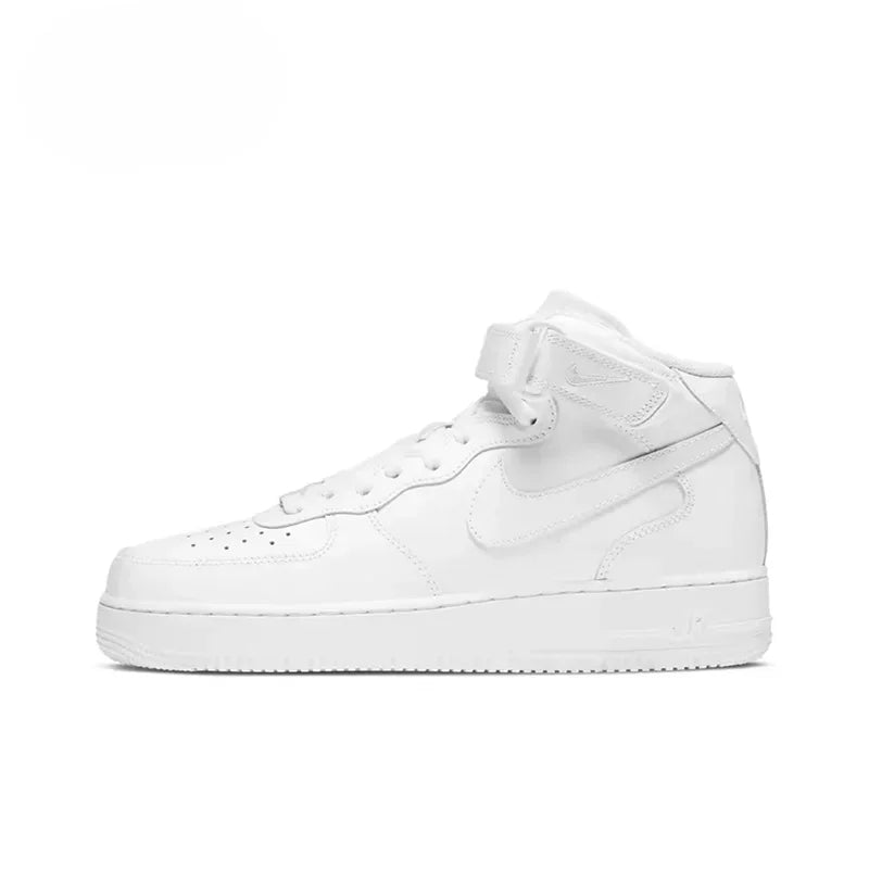 O tênis Selluve Nike Air Force 1 07 masculino e feminino é um cano alto branco com tira de velcro e logotipo swoosh icônico. Ele apresenta uma biqueira perfurada, frente com cadarço, sola de borracha grossa e oferece conforto premium com um design minimalista elegante em um fundo branco simples.