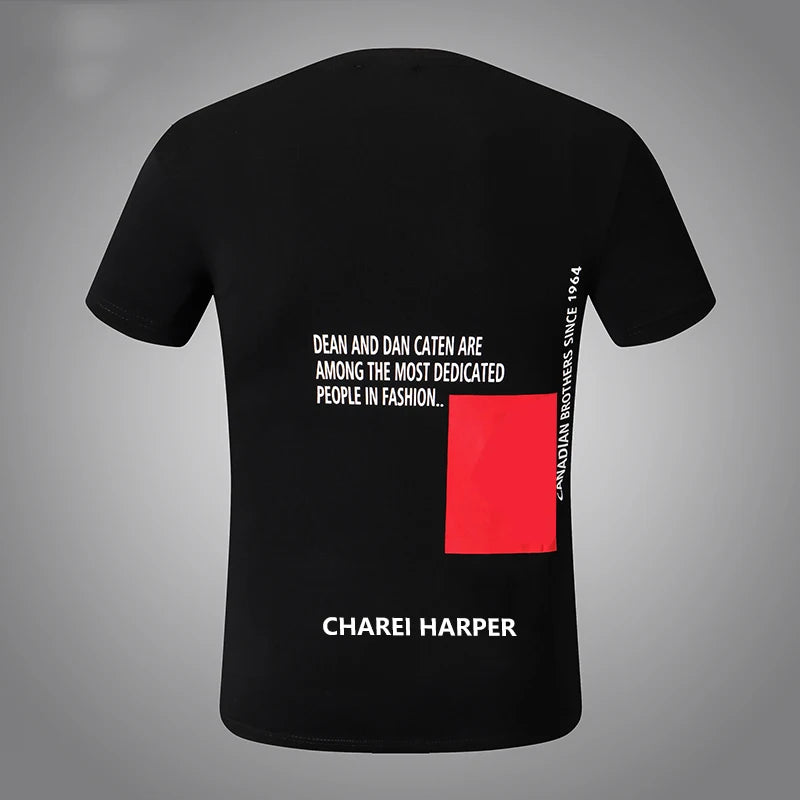 A camiseta Selluve Chareiharper DSQ 943 é preta com a frase branca DEAN E DAN CATEN ESTÃO ENTRE AS PESSOAS MAIS DEDICADAS DA MODA..., um retângulo vermelho, CHAREI HARPER abaixo e o texto vertical: CANADIAN BROTHERS SINCE 1964. Perfeita para o conforto do verão com design italiano.