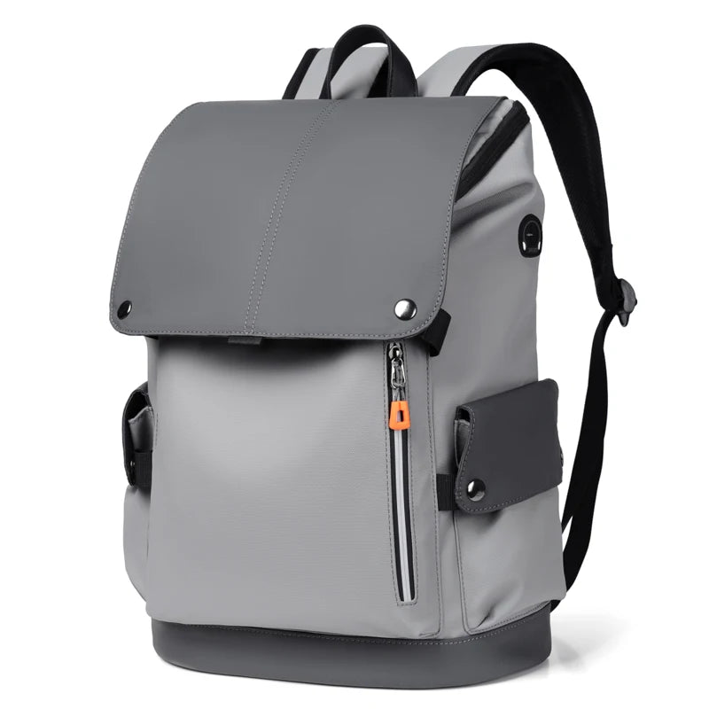 A Mochila masculina de couro Selluve é elegante e moderna, com uma grande aba, dois bolsos laterais com fecho de botão, um bolso frontal vertical com zíper e puxador laranja, alças pretas e uma conveniente porta de carregamento USB para seus dispositivos.