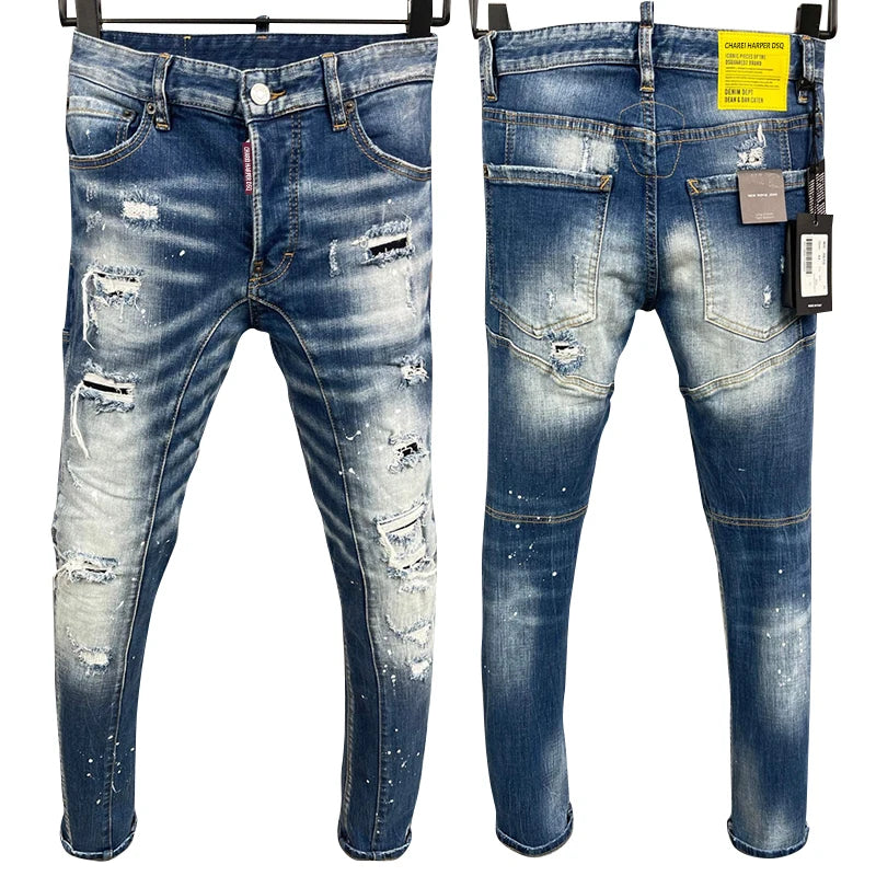 Vistas frontal e traseira das starbags dsq A610 bordadas italianas da Selluve, jeans azul desgastado com rasgos e desbotamentos. Calças jeans masculinas slim fit apresentam detalhes de respingos, várias etiquetas de bolso traseiro e são exibidas em cabides pretos.