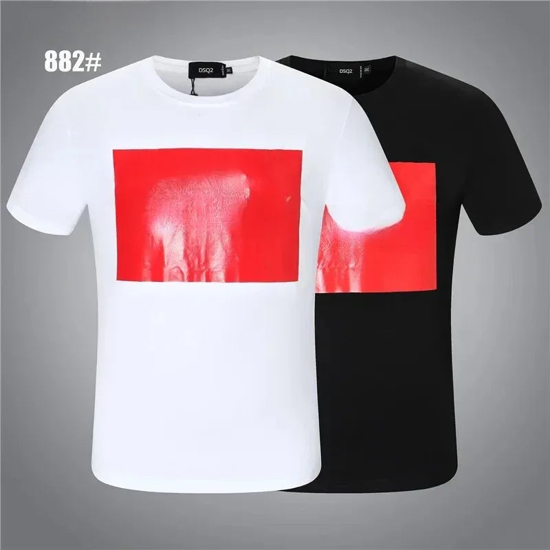 Contra um fundo cinza, duas camisetas estilosas são exibidas: uma branca e uma preta. Ambas apresentam um estampa exclusivo com um grande retângulo vermelho e o número sutilmente colocado 882# no canto superior esquerdo, capturando o design moderno e chique da coleção Hot 2024 Italy Brand Dsq2 da Selluve.