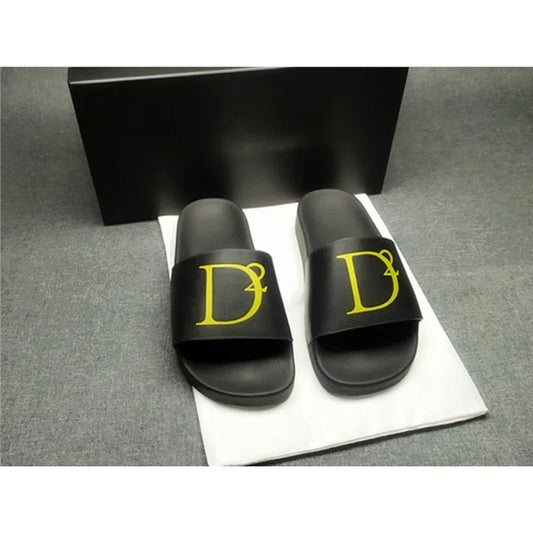 D2 Black Men As sandálias pretas Dsq2 slide da Selluve apresentam um design D amarelo em cada tira e são exibidas em um tecido branco na frente de uma caixa preta elegante. Esses chinelos de eficiência oferecem um design moderno e aderência antiderrapante para passos elegantes e seguros.